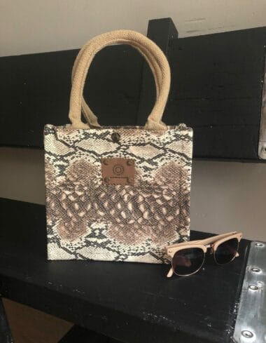 Kleine jute tas bekleed met beige zalm leatherlook slangenprint