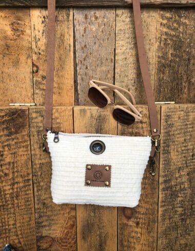 Heuptasje van ivoorkleurige cropped ribcord met verstelbare leren riem