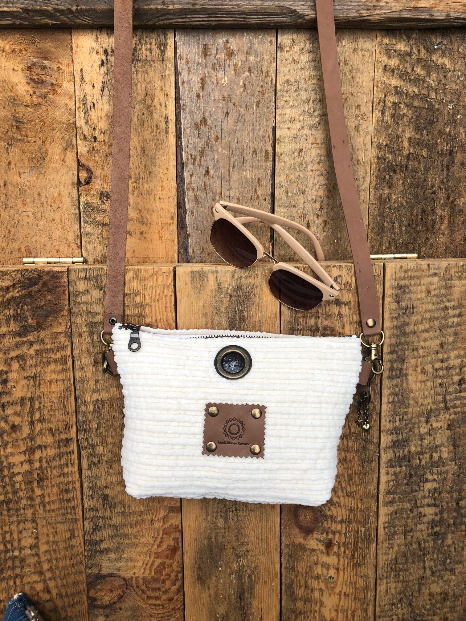 Heuptasje van ivoorkleurige cropped ribcord met verstelbare leren riem