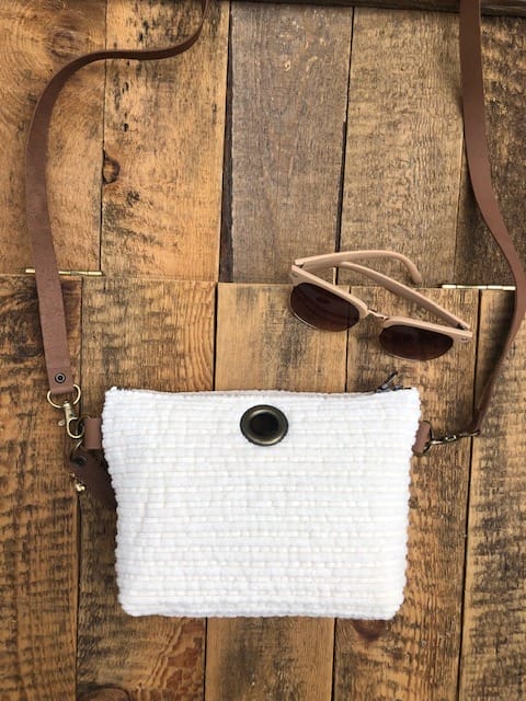 Heuptasje van ivoorkleurige cropped ribcord met verstelbare leren riem - Afbeelding 3