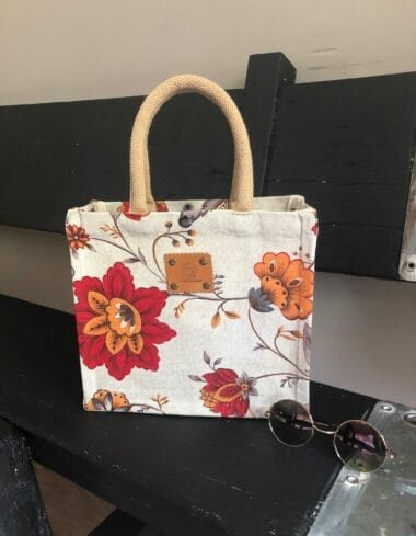 Handtas bekleed met katoenen stof met zomerse bloemen