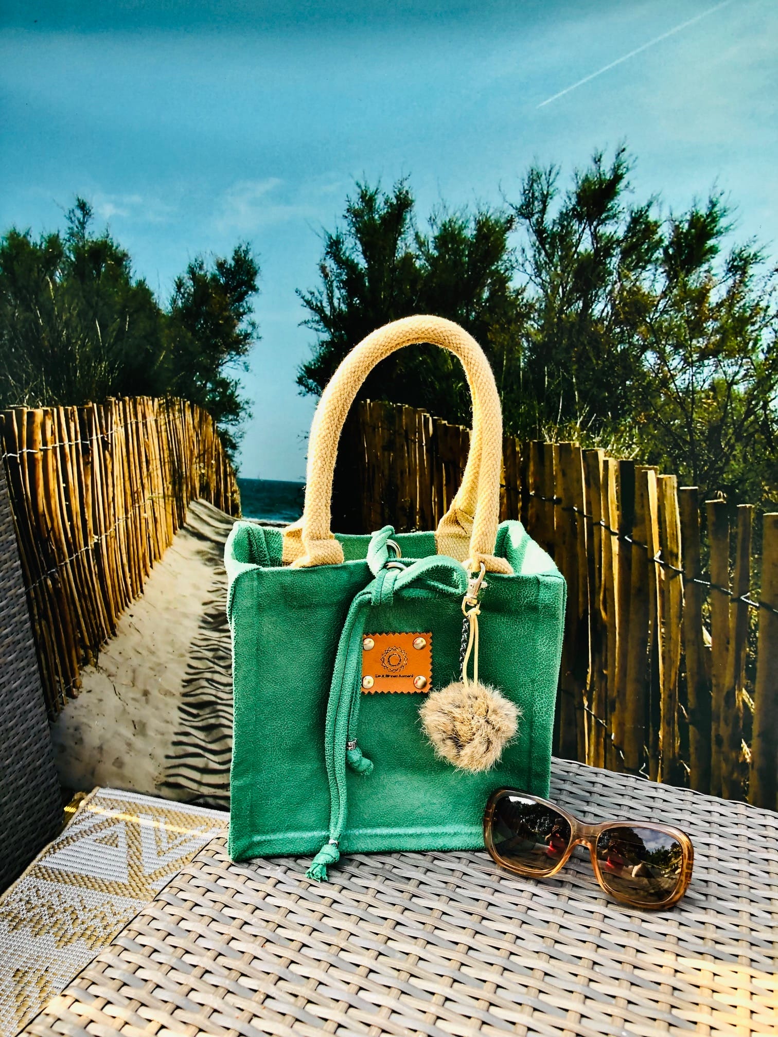 Kleine jute tas bekleed met zeegroene leatherlook