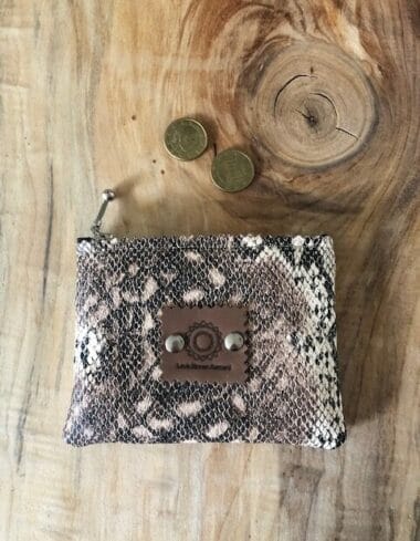 Portemonneetje met ritsje van beige zalm leatherlook slangenprint