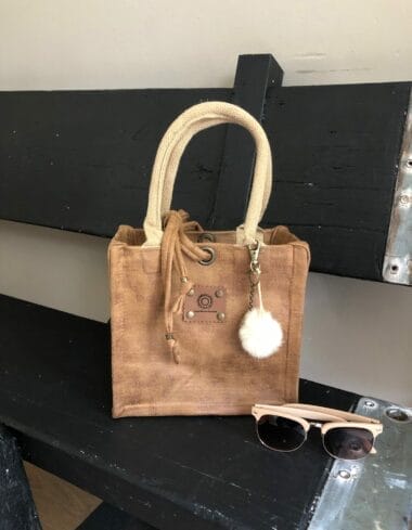 Kleine jute tas bekleed met camelkleurige leatherlook