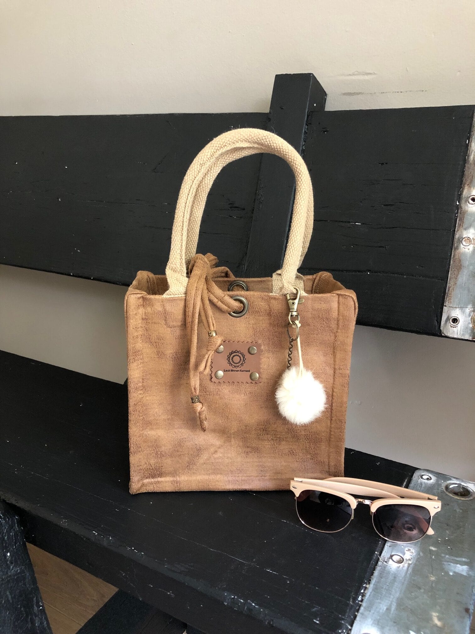 Kleine jute tas bekleed met camelkleurige leatherlook