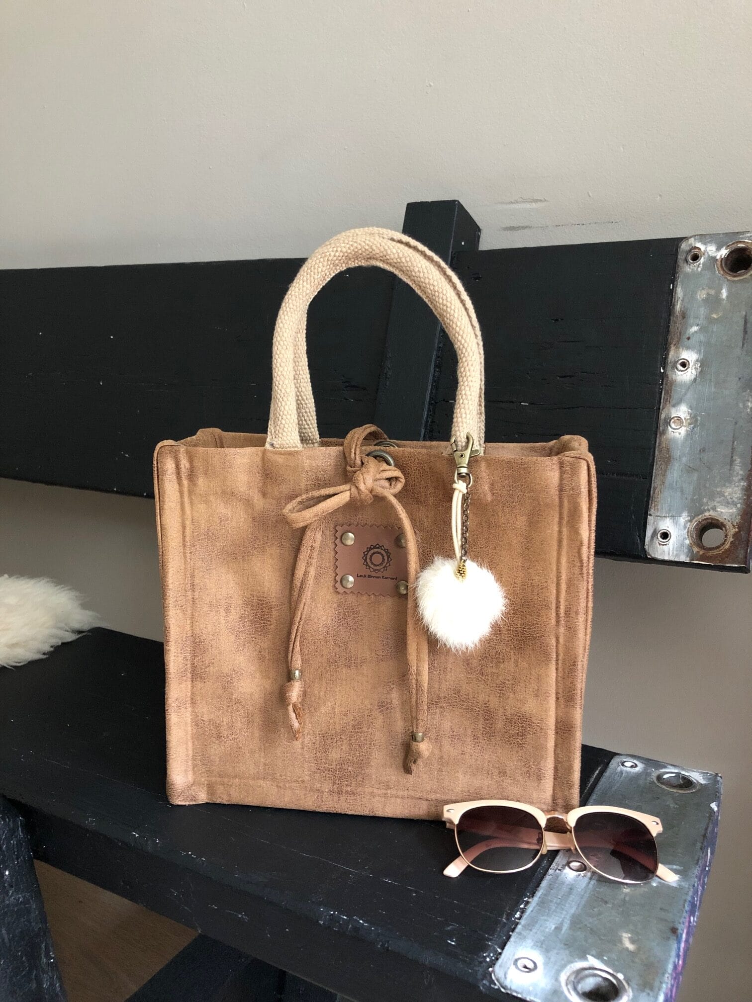 Handtas bekleed met camelkleurige leatherlook