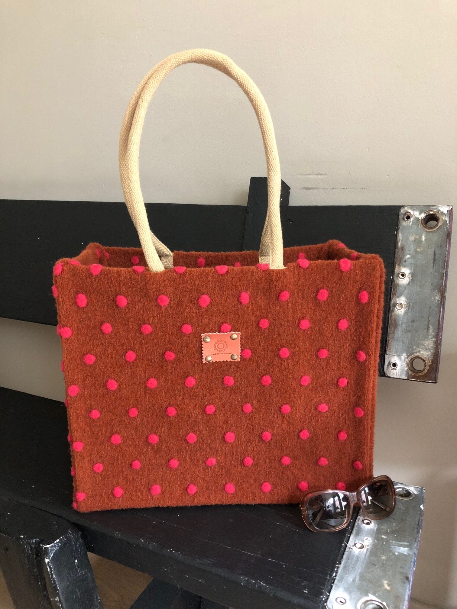 Duurzame jute shopper bekleed met roestbruine coocked wool roze dot