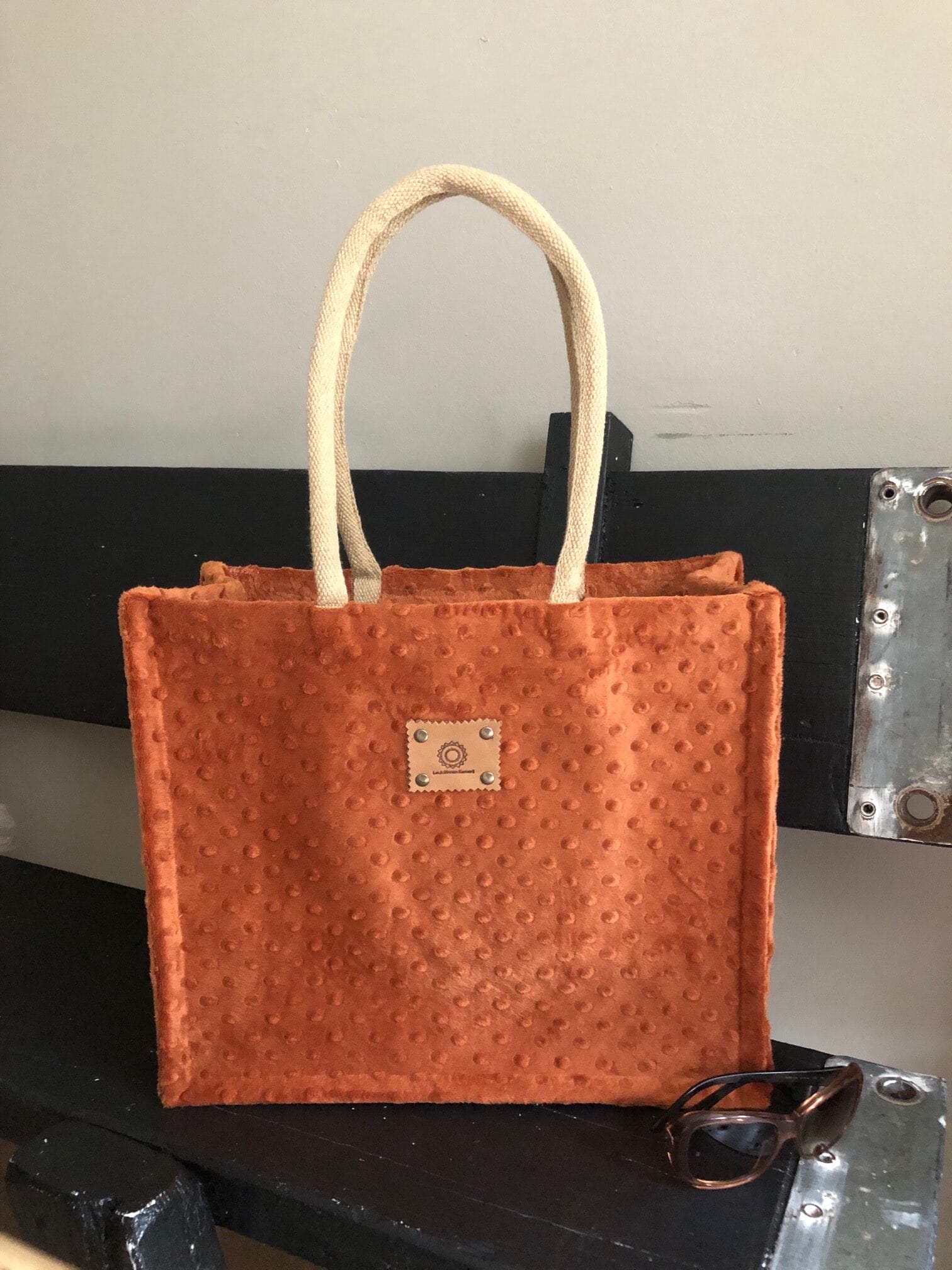 Duurzame jute shopper bekleed met zachte cognackleurige nopjesstof