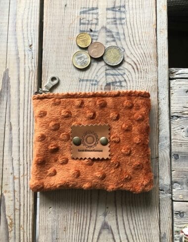 Portemonneetje met ritsje van zachte cognackleurige nopjesstof