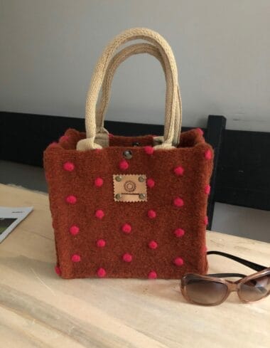 Kleine jute tas bekleed met roestbruine coocked wool roze dot