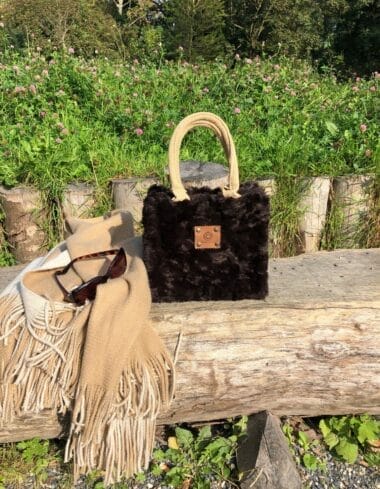 Kleine jute tas bekleed met super zachte donkerbruine fake fur