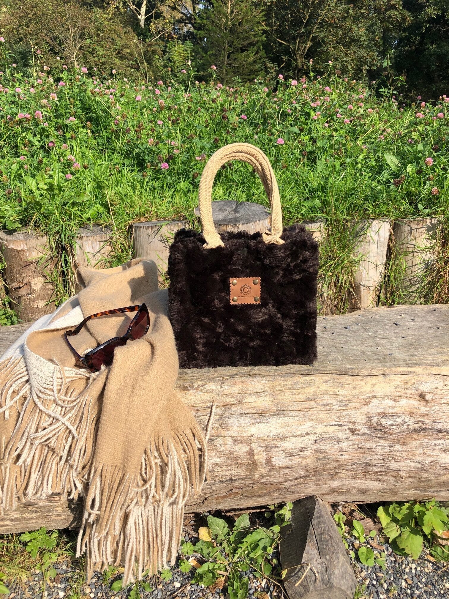 Kleine jute tas bekleed met donkerbruine fake fur