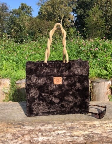 Duurzame jute shopper bekleed met super zachte donkerbruine fake fur
