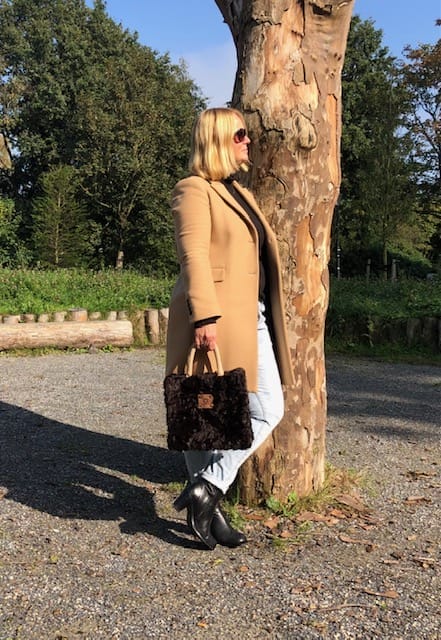 Handtas bekleed met donkerbruine fake fur