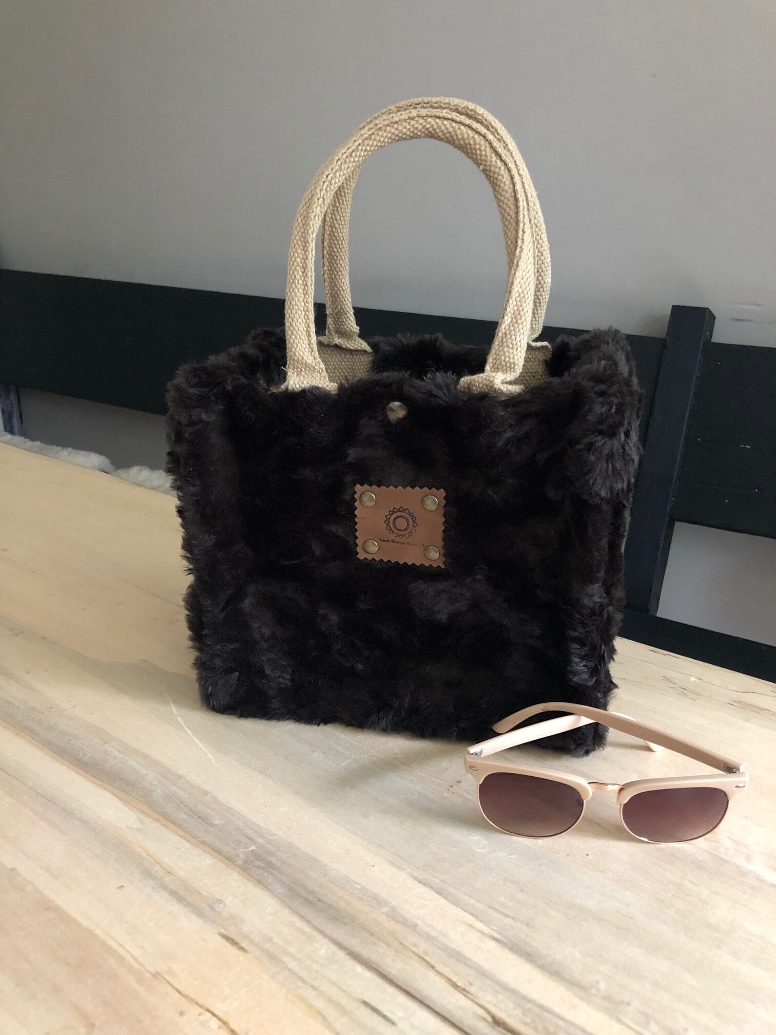 Kleine jute tas bekleed met donkerbruine fake fur