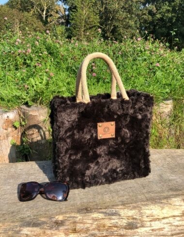 Handtas bekleed met super zachte donkerbruine fake fur