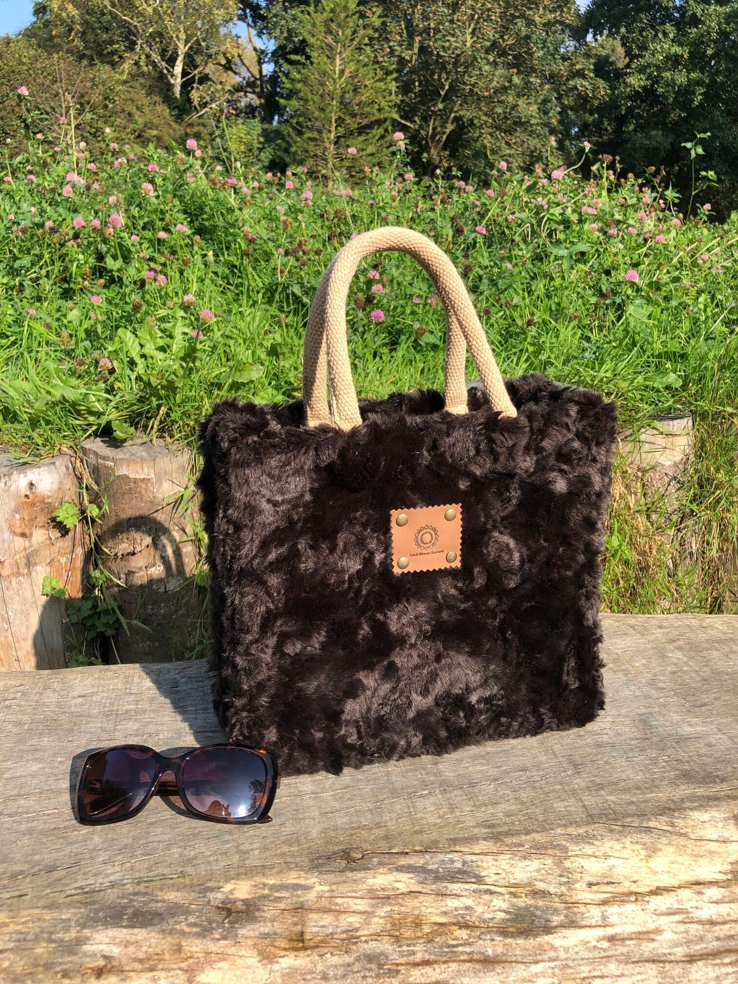 Handtas bekleed met donkerbruine fake fur