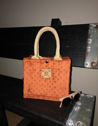 Kleine jute tas bekleed met zachte cognackleurige nopjesstof