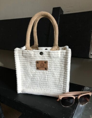 Kleine jute tas bekleed met ivoorkleurige cropped ribcord