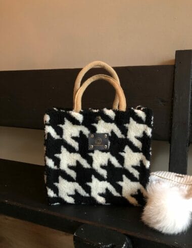 Handtas bekleed met teddy in zwart witte Pied de poule ruit