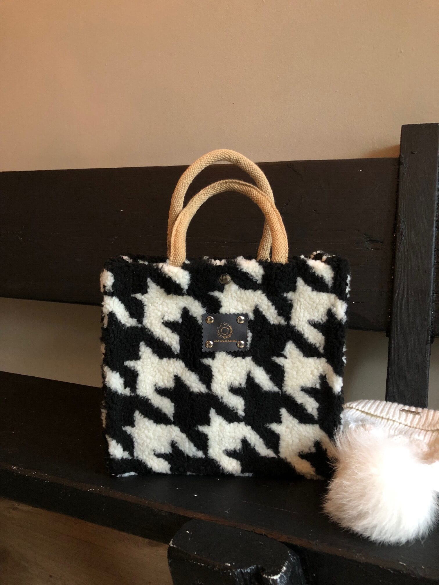 Handtas bekleed met teddy in zwart witte Pied de poule ruit