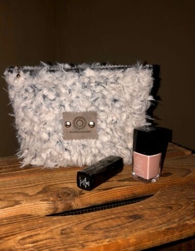 Make-up tasje met ritsje van lichtgrijze harige fakefur