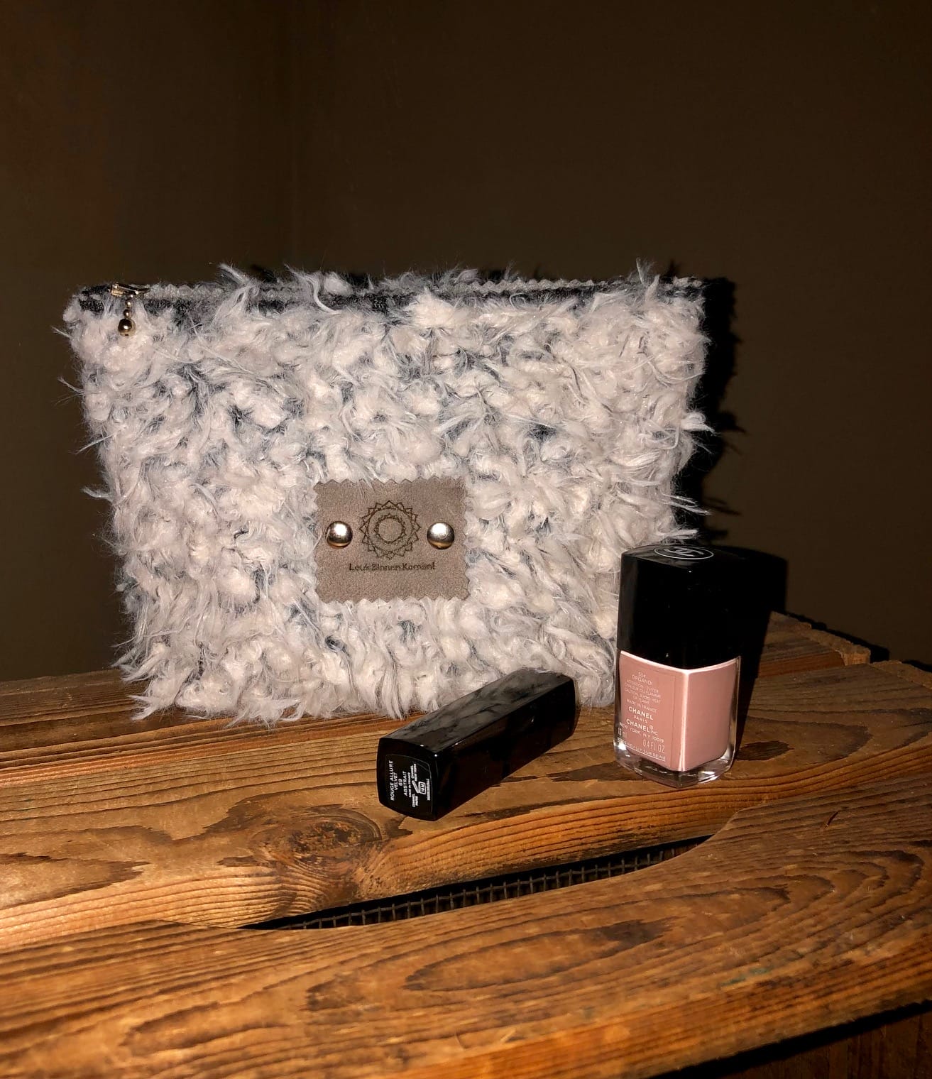 Make-up tasje met ritsje van lichtgrijze harige fakefur