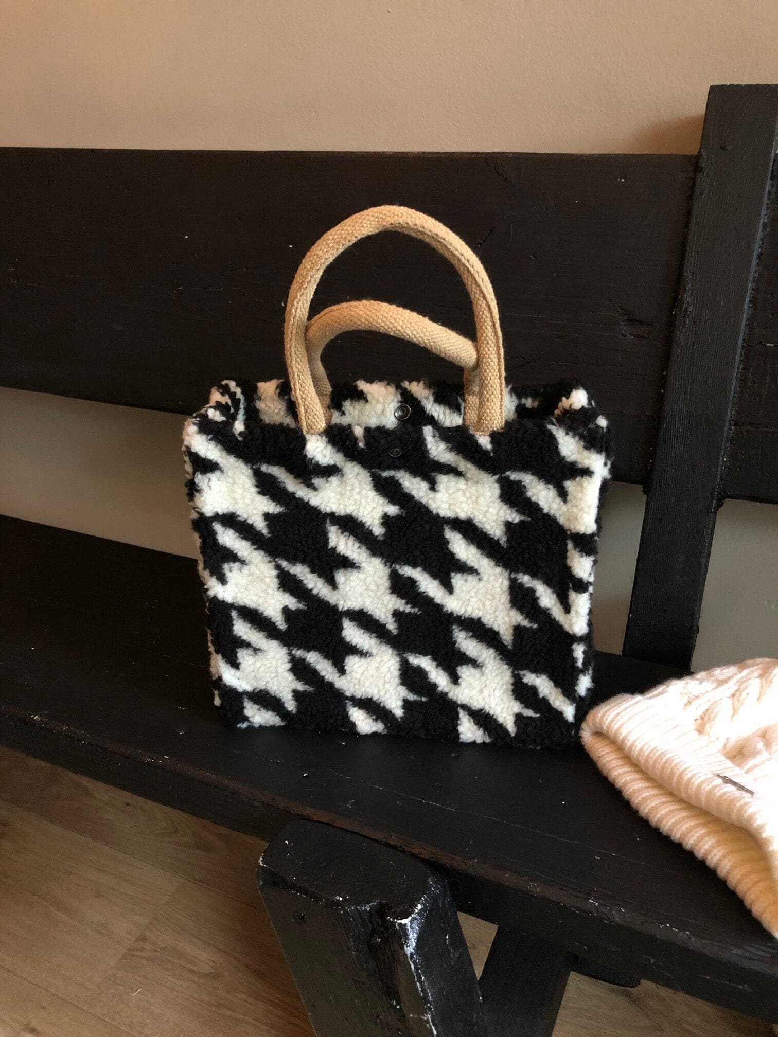 Handtas bekleed met teddy in zwart witte Pied de poule ruit - Afbeelding 3