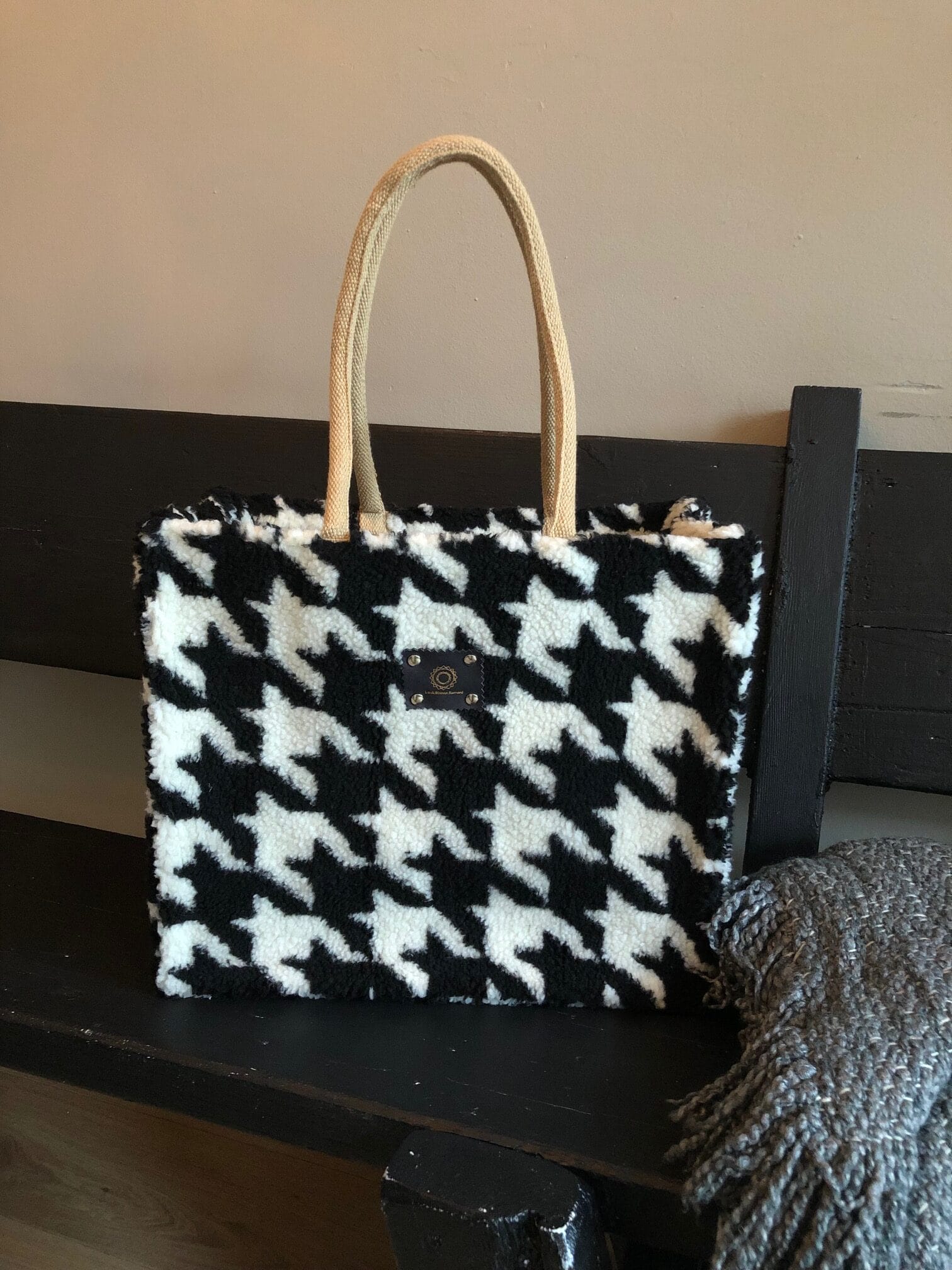 Duurzame jute shopper bekleed met teddy in zwart witte Pied de poule ruit