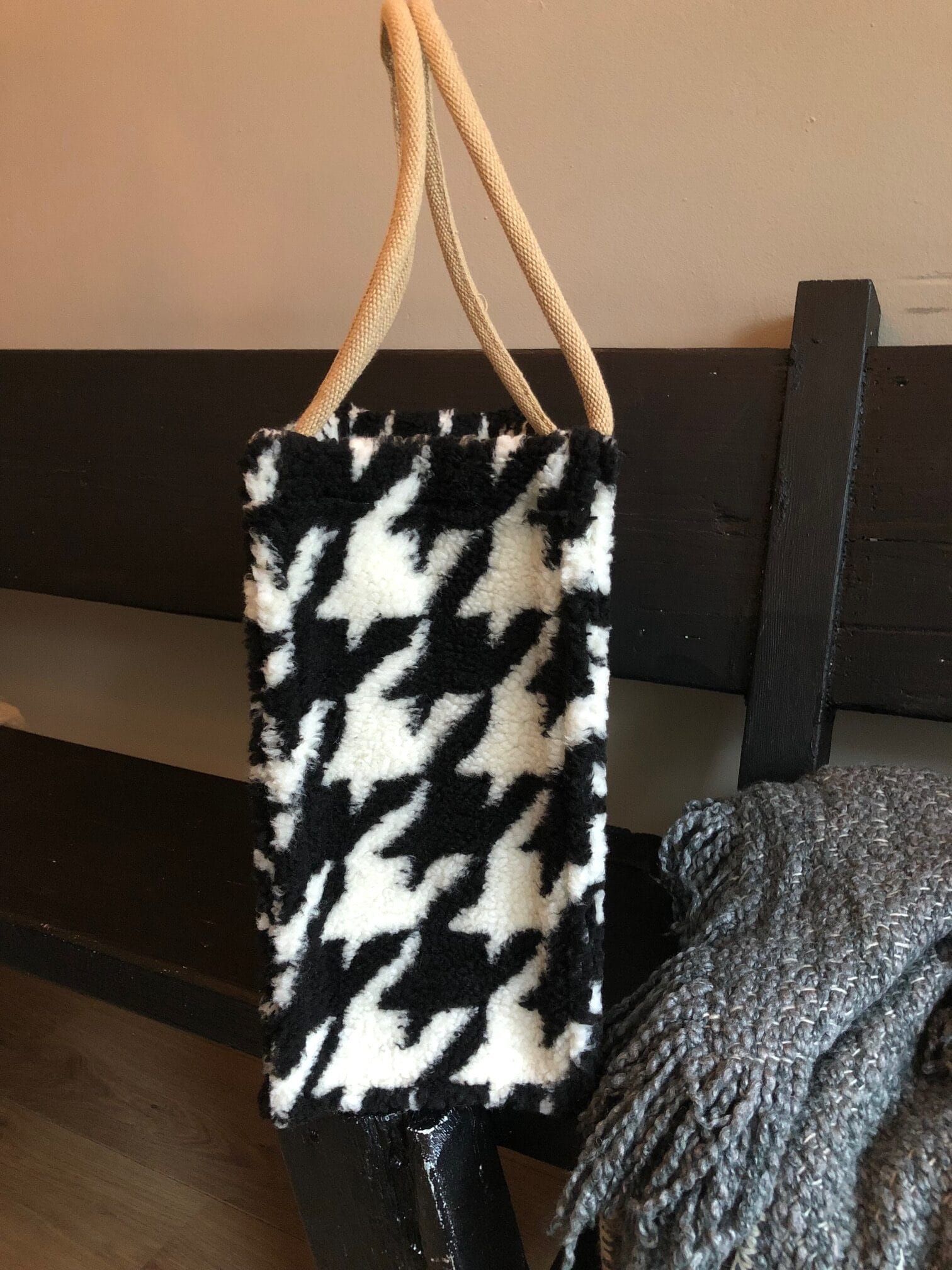 Duurzame jute shopper bekleed met teddy in zwart witte Pied de poule ruit - Afbeelding 3