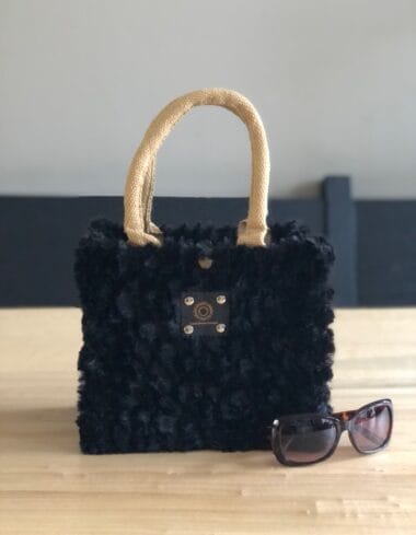 Kleine jute tas bekleed met zachte zwarte fake bont