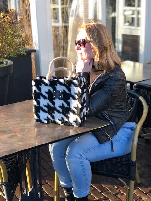 Handtas bekleed met teddy in zwart witte Pied de poule ruit - Afbeelding 4