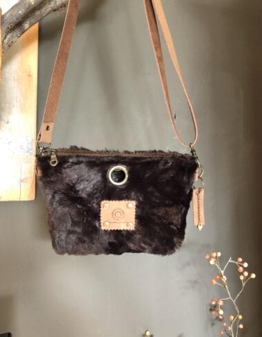 Heuptasje van zachte donkerbruine fake fur met verstelbare riem