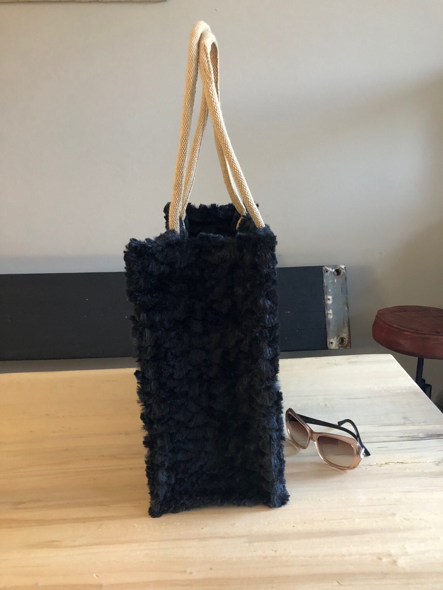 Duurzame jute shopper bekleed met zachte zwarte fake bont - Afbeelding 3