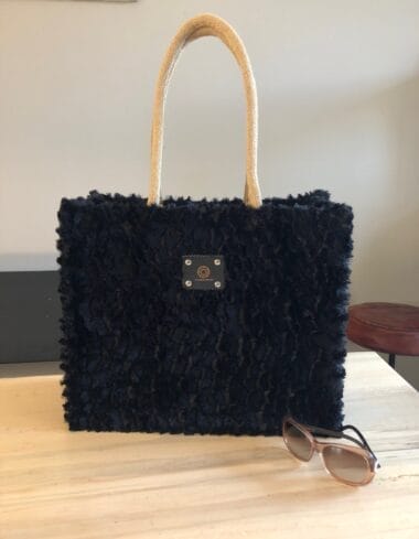 Duurzame jute shopper bekleed met zachte zwarte fake bont