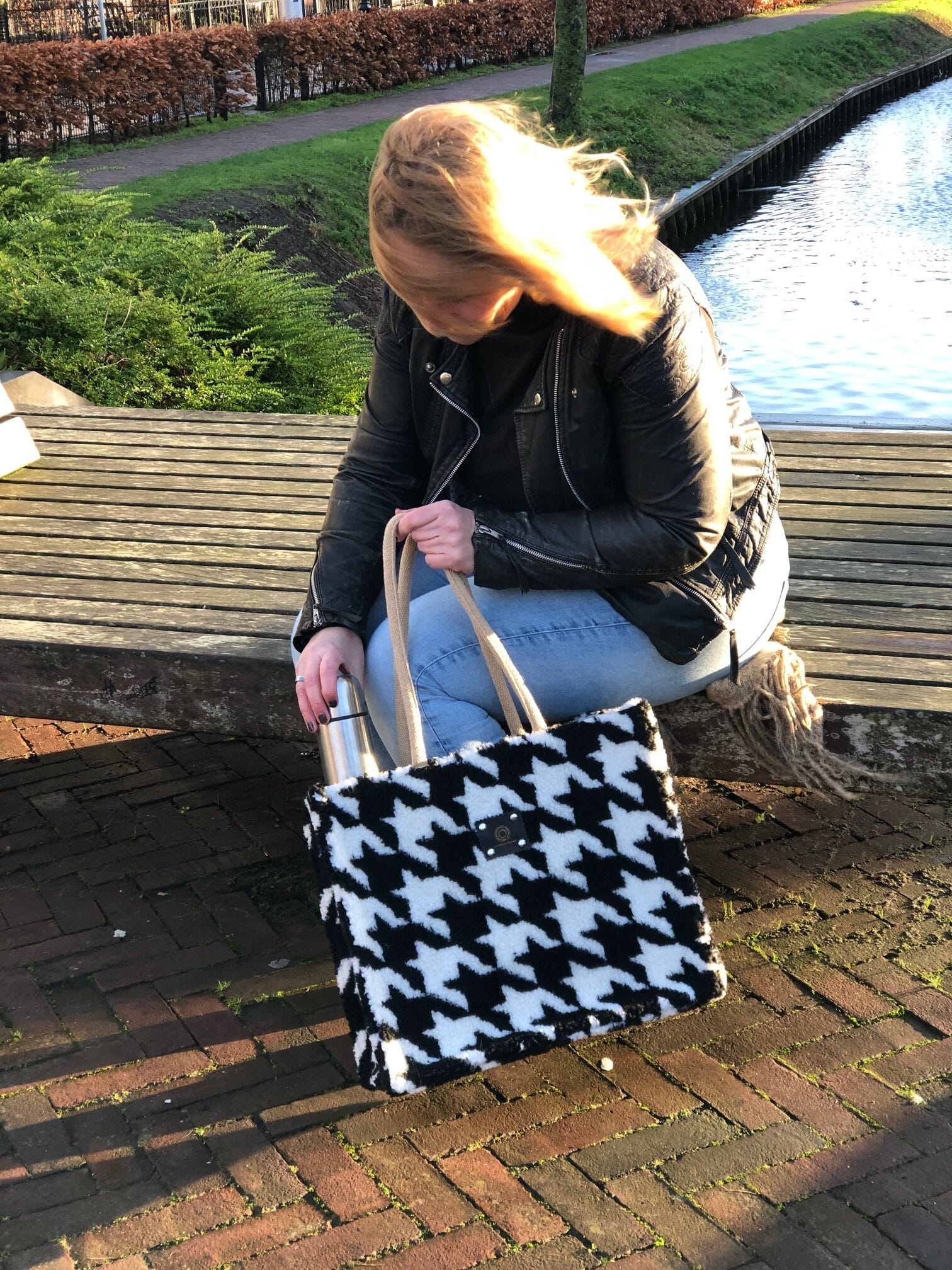 Duurzame jute shopper bekleed met teddy in zwart witte Pied de poule ruit - Afbeelding 5