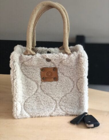 Kleine jute tas bekleed met Off-White teddy sharpa jacquard