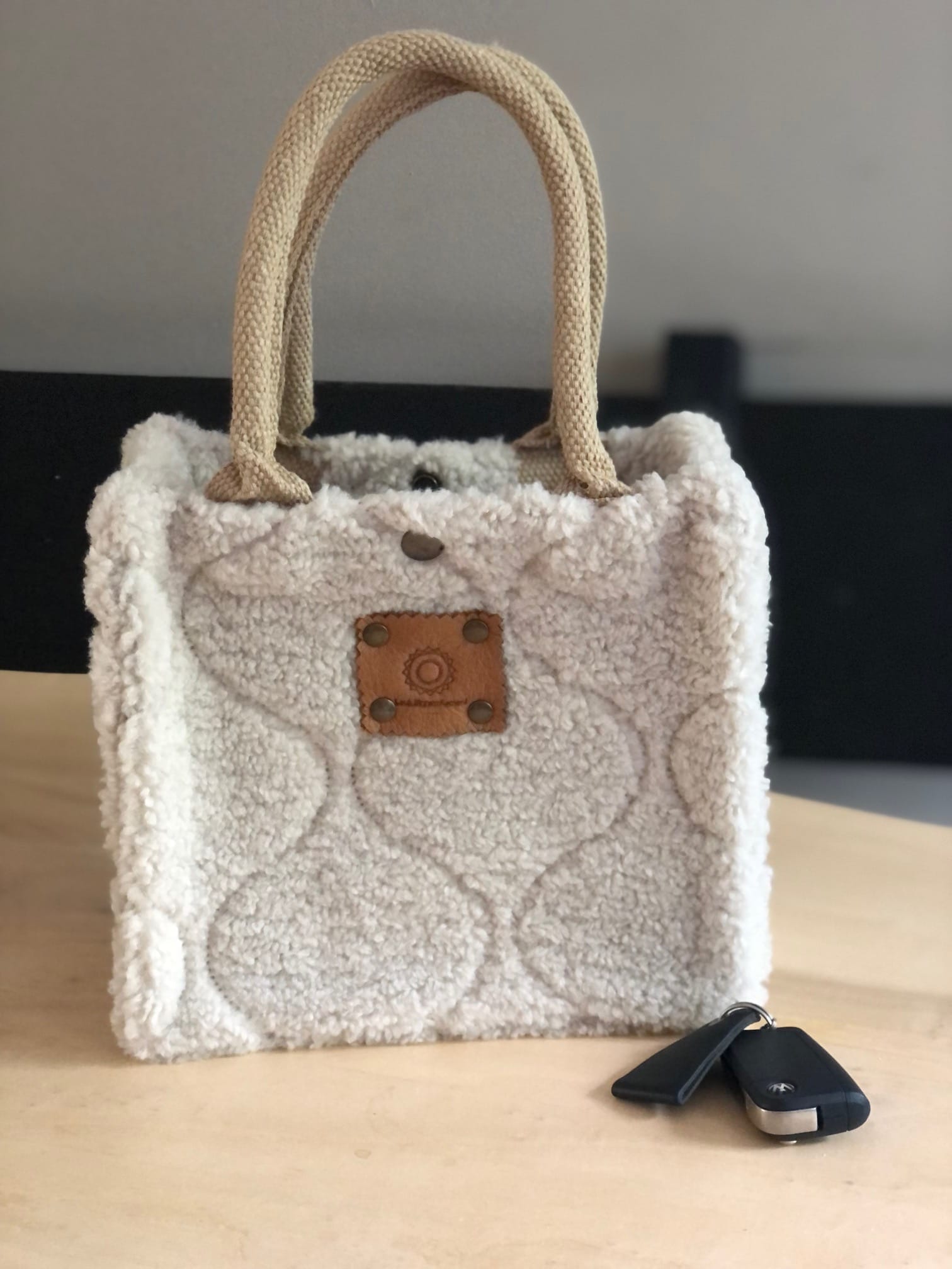 Kleine jute tas bekleed met Off-White teddy sharpa jacquard