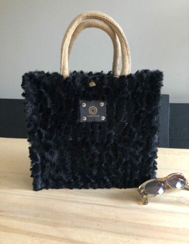 Handtas bekleed met zachte zwarte fake bont