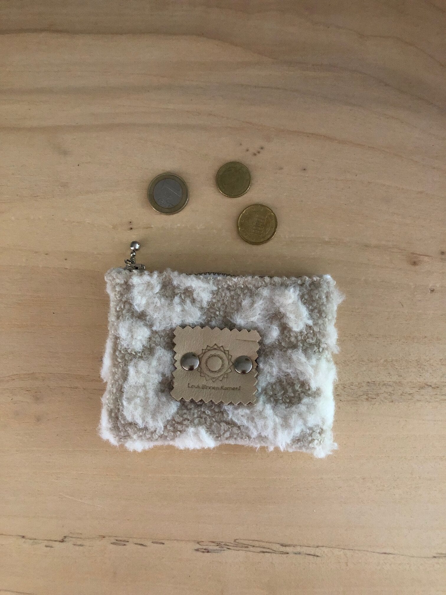 Portemonneetje van lichtbeige teddy met fluffy pantervlekken - Afbeelding 2