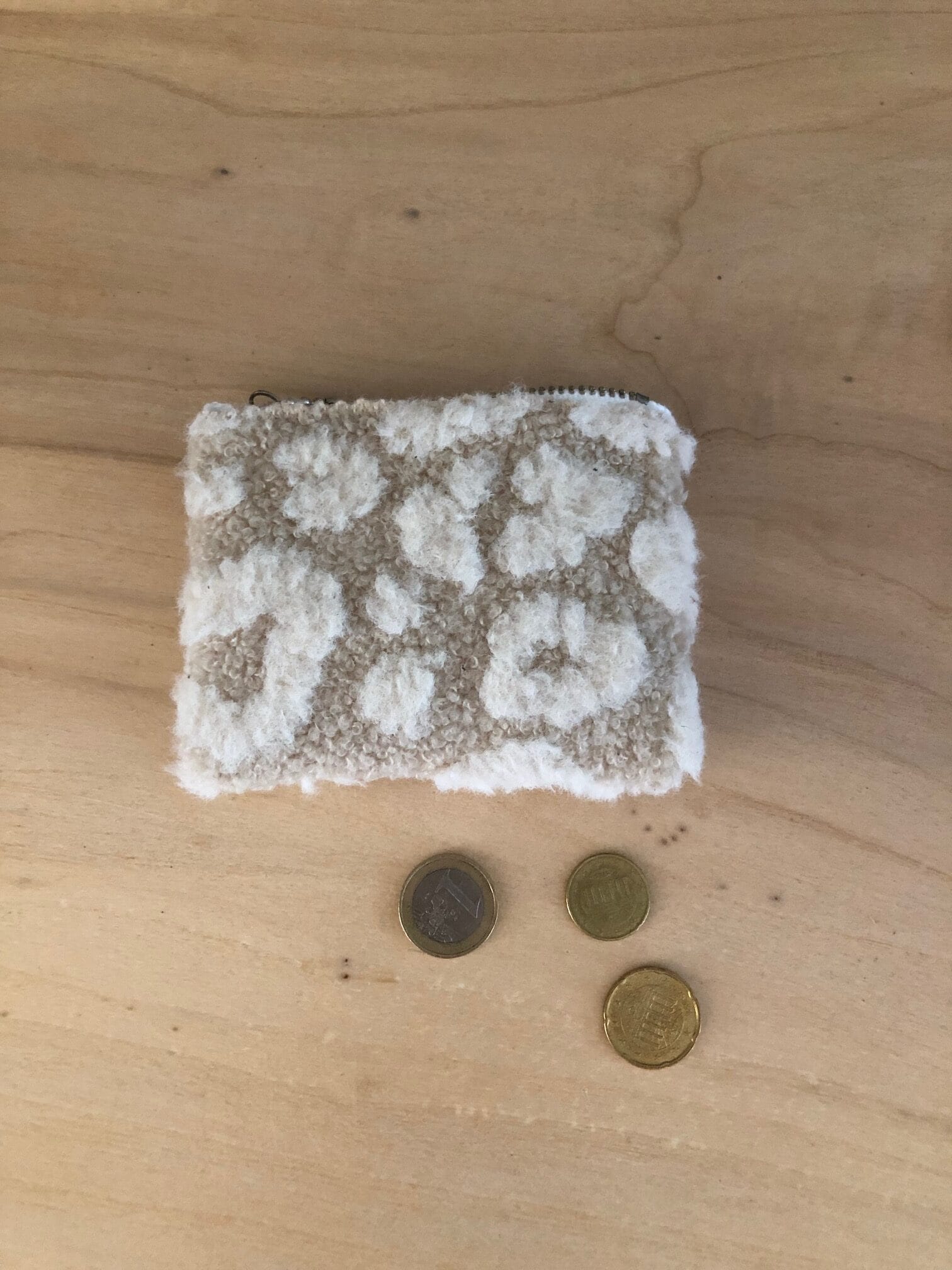 Portemonneetje van lichtbeige teddy met fluffy pantervlekken - Afbeelding 3