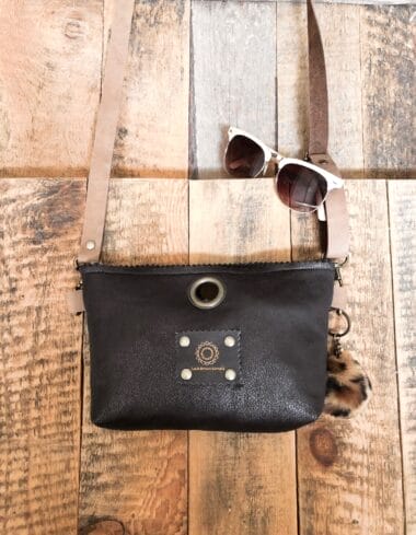 Heuptasje van zwarte leatherlook met verstelbare leren riem