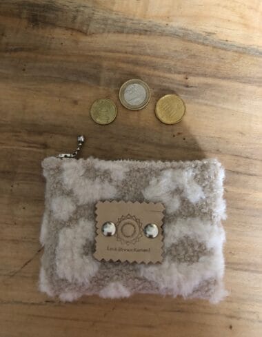 Portemonneetje van lichtbeige teddy met fluffy pantervlekken