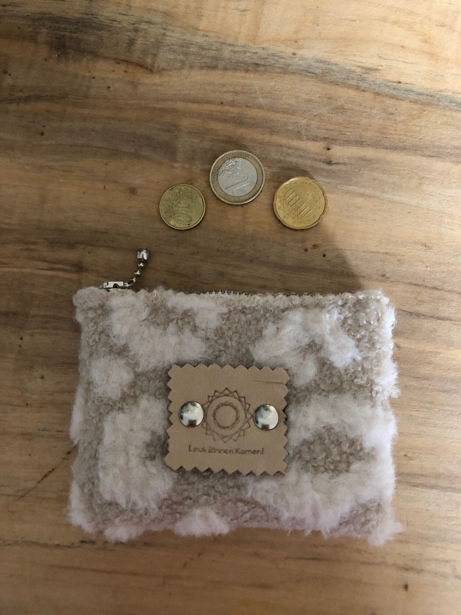 Portemonneetje van lichtbeige teddy met fluffy pantervlekken