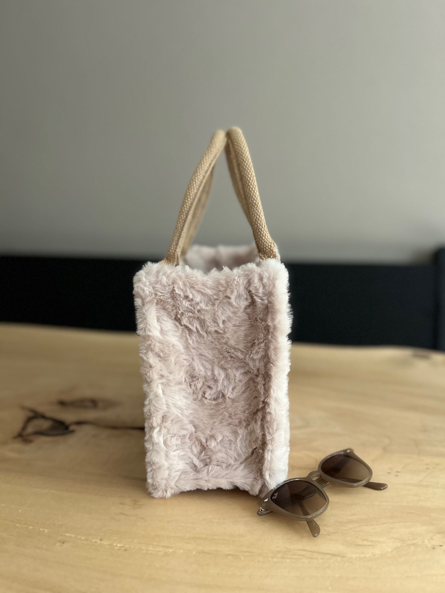 Kleine jute tas bekleed met superzachte beige fake fur