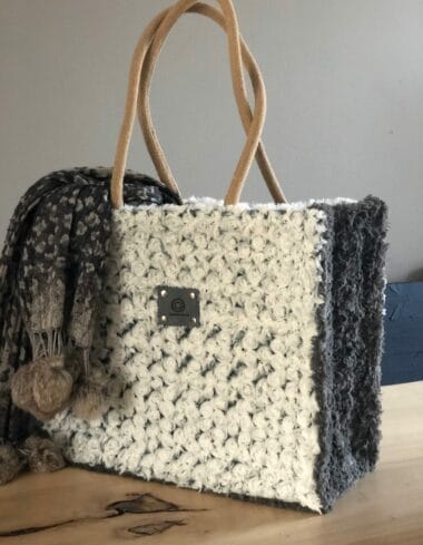 Duurzame jute shopper bekleed met grijze en grijswitte bontachtige stof