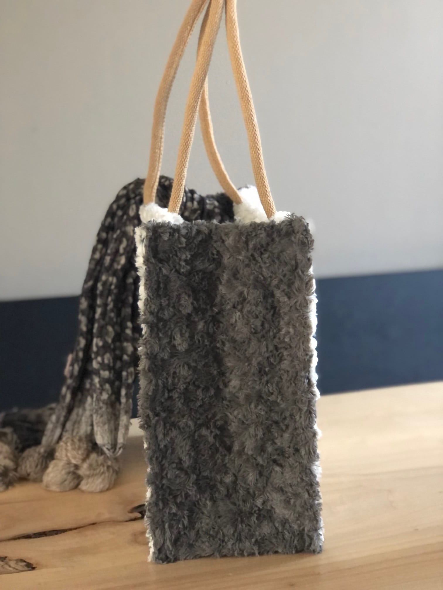 Duurzame jute shopper bekleed met grijze en grijswitte bontachtige stof - Afbeelding 2