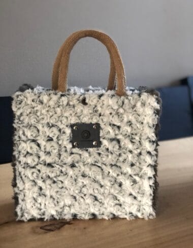 Handtas bekleed zachte grijze en grijswitte bontachtige stof
