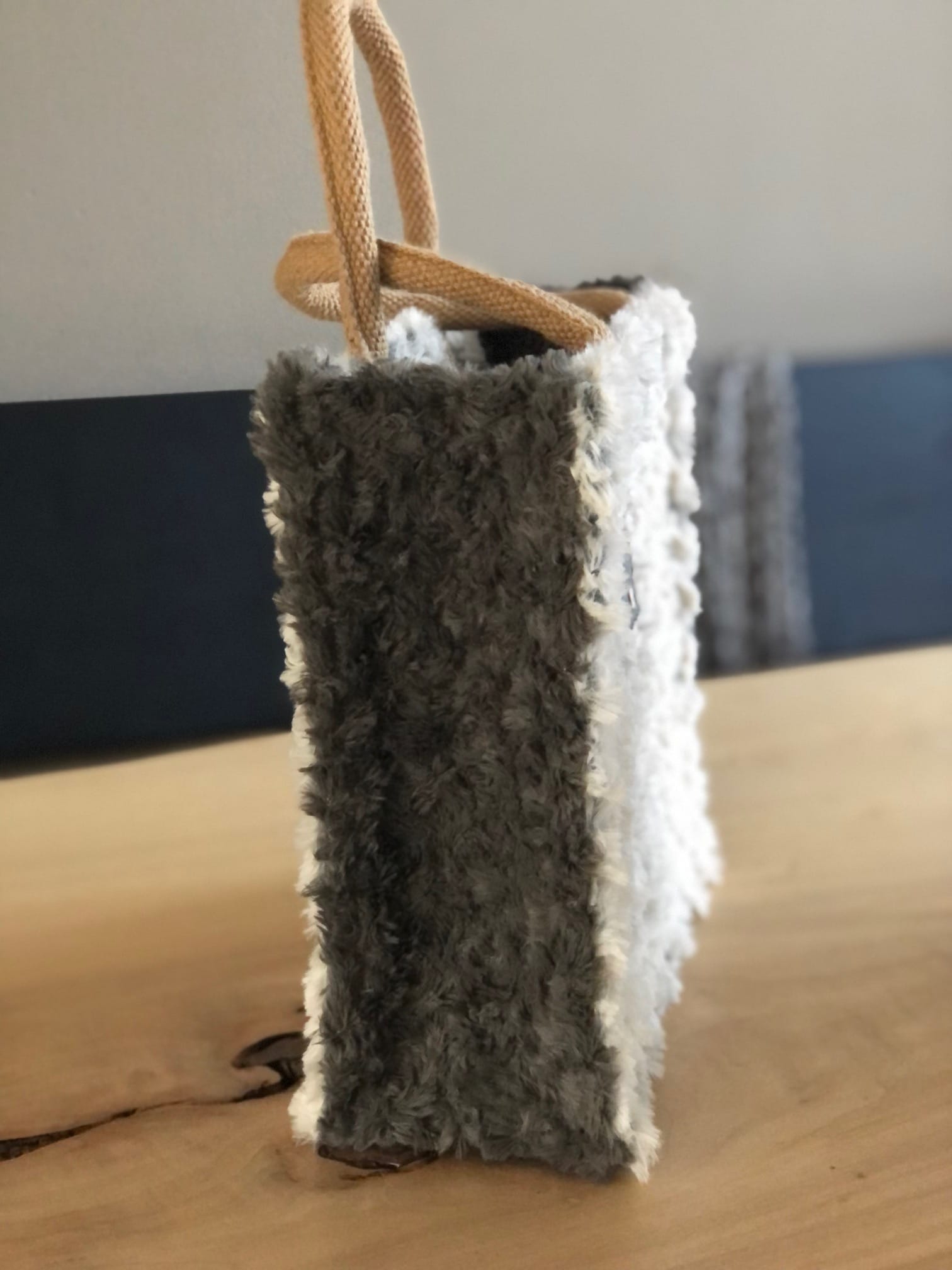 Handtas bekleed zachte grijze en grijswitte bontachtige stof - Afbeelding 2