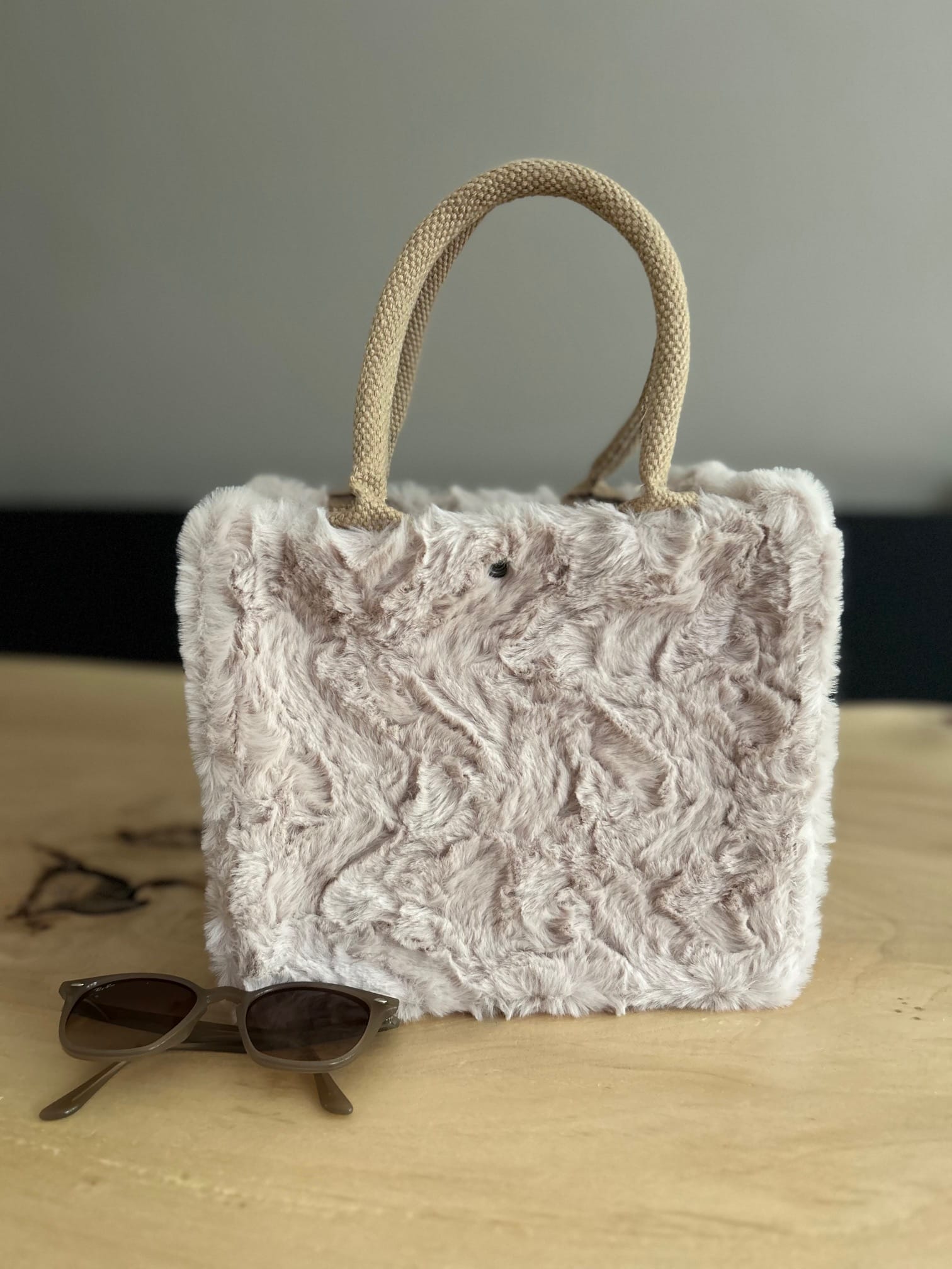 Kleine jute tas bekleed met superzachte beige fake fur